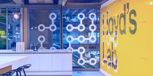 Lloyd�s ������ 12 ��������-�������� � ������ 15-�� ������ ������������ Lloyd�s Lab