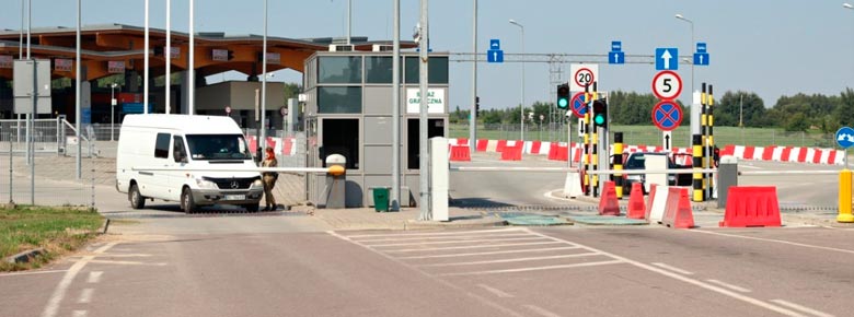 Громадянам України, які виїжджають на авто через кордон Польщі, треба мати поліс "Зелена картка"