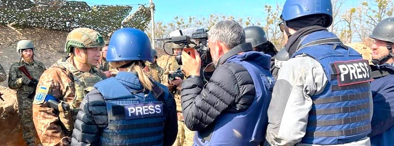 В Україні запущено страхування журналістів у разі відрядження до зони бойових дій. Як подати заявку?
